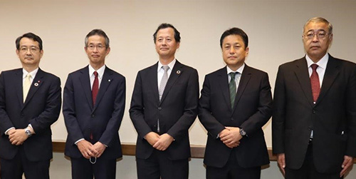 写真　正面左から藤本副会長、溝口副会長、本田会長、的場副会長、松浦専務理事