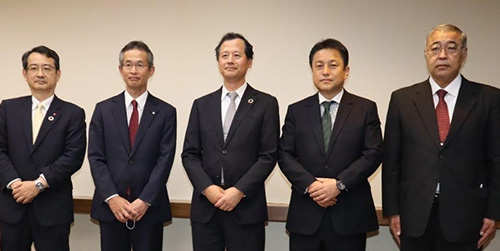 写真 正面左から藤本副会長、溝口副会長、本田会長、的場副会長、松浦専務理事