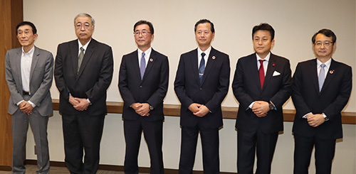 写真　正面左から廣岡事務局長、松浦専務理事、小澤副会長、本田会長、的場副会長、藤本副会長