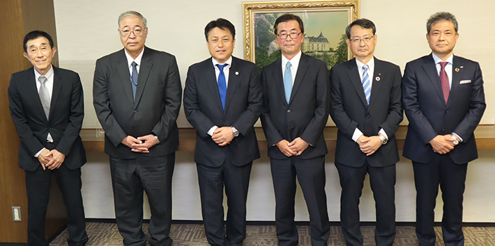 写真 正面左から廣岡事務局長、松浦専務理事、的場副会長、小澤会長、藤本副会長、岩田副会長